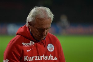 Hansa-Trainer Peter Vollmann wirkt nach der Niederlage gegen Aufsteiger Fortuina Köln enttäuscht