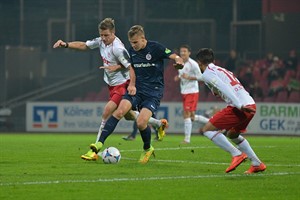 Max Christiansen (Hansa Rostock) im Duell mit Johannes Rahn (Fortuna Köln)