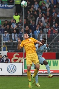 Der Chemnitzer FC besiegt Hansa Rostock mit 2:1 - Reagy Ofosu im Kopfballduell mit Max Christiansen