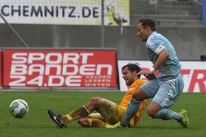 Sebastian Pelzer (Hansa Rostock) im Duell mit Ronny Garbuschewski (Chemnitzer FC)