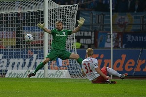 Im direkten Gegenüber mit Hansa-Keeper Jörg Hahnel geht der Schuss von Thomas Kraus knapp am linken Pfosten vorbei