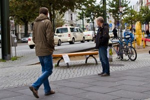 Nutzungsgebühren für eine Bank im öffentlichen Raum? Die Aktion vom Ökohaus möchte auf das Thema Besitz aufmerksam machen.