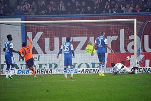 Addy-Waku Menga (VfL Osnabrück) erzielt das 1:0 gegen Hansa Rostock