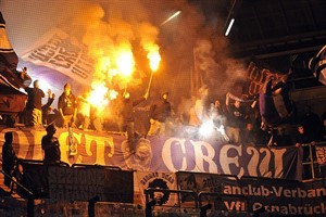 Hansa Rostock - VfL Osnabrück: Pyrotechnik im Gästeblock