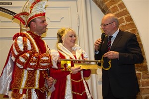 Roland Methling übergibt symbolischen Rathausschlüssel an das Prinzenpaar.