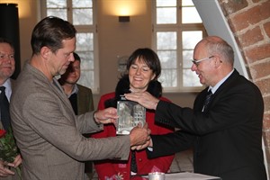 Bauherr Karl Matthes und Künstlerin Ester Ditthmer erhalten von Oberbürgermeister Roland Methling den Bauherrenpreis 2013.