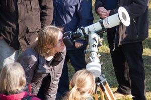 Schlangestehen für einen Blick durch das Teleskop auf die Sonnenfinsternis