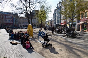 Der Platz am Brink in unmittelbarer Nachbarschaft zum Doberaner Platz ist Tag und Nacht ein beliebter Treffpunkt.