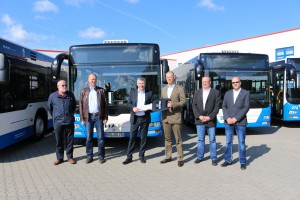 Übergabe der neuen MAN-Busse: Karl-Otto Schleede (Teamleiter Bus RSAG), Holger Brüggmann (Abteilungsleiter Instandhaltung Fahrzeuge RSAG), Michael Schroeder (Technischer Vorstand RSAG), Oliver Lass (MAN Key Account Manager ÖPNV), Thomas Nowak (Teamleiter Kraftfahrzeuge RSAG) und Steffen Seher (Betriebsleiter MAN-Niederlassung Rostock) vl.n.r (Foto: RSAG)