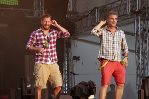 Die Kuhlage und Hardeland Morningshowband bei N-JOY The Beach am Warnemünder Strand