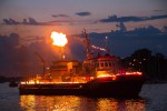 Feuerwehrboot in Flammen zur Hanse Sail