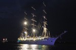 Segelschiff Dar Mlodziezy beim nächtlichen Einlaufen in Warnemünde