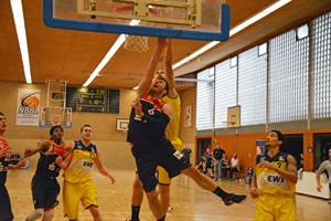 Rostock Seawolves (Sven Hellmann am Korb) besiegen die Baskets Akademie Weser-Ems (Foto: Stefan Junghanns)