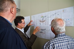 Heiko Tiburtius erläutert interessierten Warnemündern das Bauvorhaben an der Stromgrabenbrücke