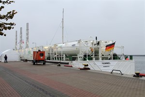 Die beiden 40-Fuß-LNG-Container an Deck der Barge „Hummel“