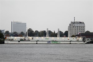 Die LNG-Hybrid-Barge „Hummel“ in Warnemünde