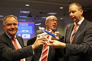 BMI Regional fliegt von Rostock-Laage nach München - Flughafen-Geschäftsführer Dr. Rainer Schwarz, Infrastrukturminister Christian Pegel und BMI-Geschäftsführer Jochen Schnadt (v.l.n.r)