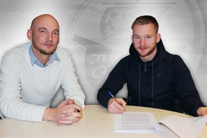 Melvin Platje (rechts) mit dem Hansa-Vorstandsvorsitzenden Markus Kompp (Foto: F.C. Hansa Rostock)