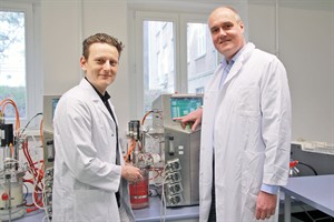 Dem fleischfressenden Bakterium auf den Fersen: Dr. Thomas Fiedler (l.) und Prof. Dr. Bernd Kreikemeyer vom Rostocker Institut für Medizinische Mikrobiologie, Virologie und Hygiene