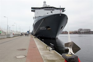 Marineschiff „Karel Doorman“ in Warnemünde 