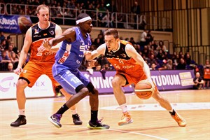 Rostock Seawolves (im Bild behauptet Tim Vogt den Ball) besiegen die Dresden Titans (Foto: Tobias Hahn)