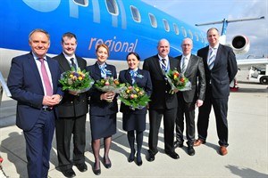 Flugverbindung Rostock-München offiziell eröffnet - Dr. Rainer Schwarz, Crew bmi regional (4 Personen), Christian Pegel, Jochen Schnadt (v.l.n.r) (Foto: Angelika Heim)