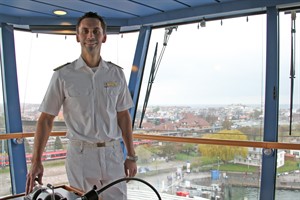 Kapitän Falk Bleckert auf der Brücke der AIDAdiva