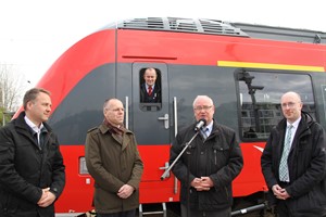 Bausenator Holger Matthäus, Renado Kropp und Arvid Kämmerer (Deutsche Bahn), Landesminister Christian Pegel (v.l.n.r.)