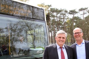 Michael Rode (links) und Irmin Stintzing freuen sich über die Bus-Anbindung ihres Strandresorts in Markgrafenheide