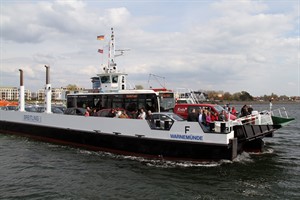 Einmalige Sonderfahrt mit der Fähre Hohe Düne-Warnemünde: Eine Verlängerung der Bus-Linie 17 über den Neuen Strom bis zur S-Bahn-Station Warnemünde Werft wird es nicht geben