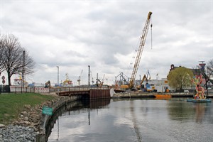 Die Neue Stromgrabenbrücke in Warnemünde wird pünktlich fertig