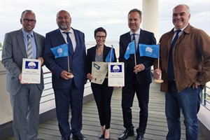 Die Strände der Hansestadt Rostock wurden zum 20. Mal mit dem Gütesiegel der Blauen Flagge ausgezeichnet - Tourismusdirektor Matthias Fromm, Wirtschaftsminister Harry Glawe, Ramona Nerger (Tourismuszentrale), Umweltsenator Holger Matthäus, Bäderverbandspräsident Andreas Kuhn (v.l.n.r.)