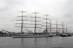 Das Segelschulschiff „Mir“ in Warnemünde, im Hintergrund die „Krusenstern“