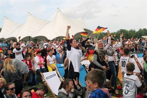 Public Viewing gibt es zur EM 2016 auch in Rostock und Warnemünde - das ganz große Open-Air-Vergnügen, wie hier bei der WM 2014 im IGA-Park, findet jedoch nicht statt