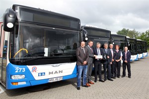 Übergabe der neuen RSAG-Busse: Steffen Seher (Betriebsleiter MAN-Niederlassung Rostock), Christian Peters (MAN München), Michael Schroeder (technischer RSAG-Vorstand), Jan Bleis (kaufmännischer RSAG-Vorstand), Erwin Gessler (Busfahrer), Catrin Spangenberg (Teamleiterin Bus, RSAG) und Volker Röhl (Busfahrer) v.l.n.r.