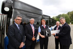 Michael Schroeder (technischer RSAG-Vorstand) übergibt den symbolischen Schlüssel für die sechs neuen Busse an Catrin Spangenberg (Teamleiterin Bus)