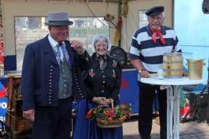 Beim Warnemünder Matjesfest 2016 wird traditionell wieder ein Matjesfass versteigert