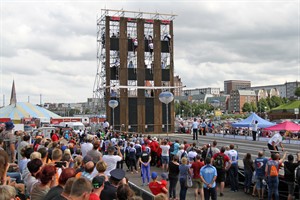 Deutsche Feuerwehrmeisterschaften 2016 in Rostock gestartet: Hakenleitersteigen im Stadthafen