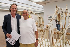 Jörg-Uwe Neumann (li.) und Günther Uecker vor dem „Gerät auf Wörtern“ in der Kunsthalle Rostock