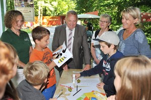 Landeszootag im Zoo Rostock - Experimentierstrecke zum Thema Bienen (Foto: Joachim Kloock)