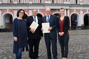 Gaben heute den Startschuss für zwei Ausstellungsprojekte zum Doppeljubiläum: Dr. Kristin Nölting, Koordinatorin des Projektes „Universitätsjubiläum 2019“ (v. li.), Uni-Rektor Prof. Dr. Wolfgang Schareck, Oberbürgermeister Roland Methling und Franziska Nagorny, Koordinatorin der 800-Jahr-Feier der Hansestadt Rostock (Foto: Steinke + Hauptmann)