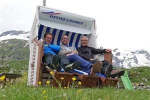 Strandkorb wirbt in den Alpen für Rostock & Warnemünde - Franz Theurl (Tourismusverband Osttirol), Matthias Fromm (Tourismusdirektor Rostock & Warnemünde), Werner Frömel (Tourismusverband Osttirol) (v.l.n.r., Foto: Blassnig/TZRW)