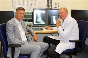 Dr. Jens Tülsner (Aida) und Prof. Dr. Karlheinz Hauenstein (Unimedizin) arbeiten künftig eng zusammen (Foto: Unimedizin Rostock)