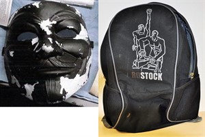 Raub in Rostock: Wer erkennt Rucksack und Maske?