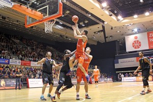 Rostock Seawolves besiegen LOK Bernau: Ivo Slavchev hebt ab in Richtung Korb (Foto: Sylvia Funk)