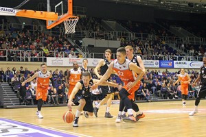 Rostock Seawolves besiegen Citybasket Recklinghausen: André Murillo (#22) und Christoph Bruns (#8) kämpfen um den Ball (Foto: Sylvia Funk)