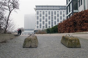 Betonsperren, wie hier an der Promenade, und zusätzliche Sicherheitskräfte sollen nach dem Terroranschlag von Berlin für Sicherheit beim Warnemünder Turmleuchten sorgen