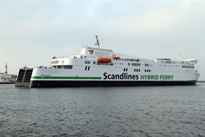 Die neue Scandlines-Hybridfähre „Copenhagen“ im Seekanal von Rostock-Warnemünde