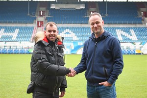 Mittelfeldspieler Amaury Bischoff (l.) und Hansa-Sportdirektor René Schneider (Foto: F.C. Hansa Rostock)