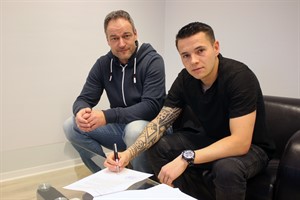 Hansa-Sportdirektor René Schneider (l.) und Winterneuzugang Christopher Quiring besiegelten heute offiziell die Zusammenarbeit (Foto: F.C. Hansa Rostock)